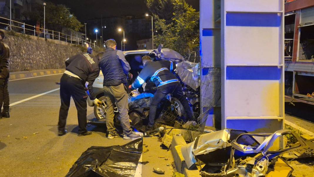 Ereğli Yolu’nda feci kaza! Otomobil üstgeçide saplandı: 2 ölü 6